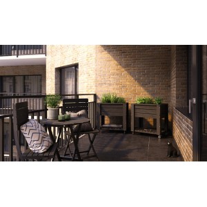 Carré potager surélevé anthracite sur roulettes (80x50cm) sur un balcon avec table et chaises.