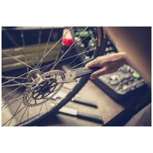 Birzman Bremsscheiben-Richtwerkzeug im Einsatz am Fahrrad, Reparatur für Scheibenbremsen.