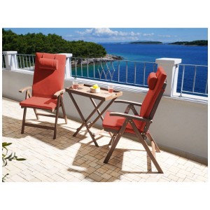 Bistro-Set Amantea Premium aus Akazie mit 2 roten Hochlehnern und Klapptisch auf Balkon mit Meerblick.