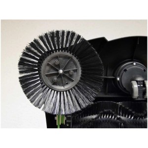 Gros plan de la brosse rotative d'une balayeuse Güde GKM 700.