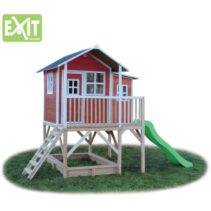 Casetta da gioco in legno rossa EXIT Loft 550 con scivolo, scala e sabbiera. Ideale per torri gioco e aree gioco.