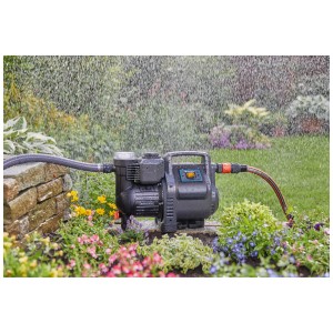 Surpresseur Gardena 3500/4E en fonctionnement, entouré de fleurs et de plantes.