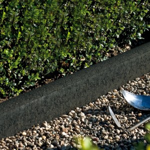 Bordure de pelouse EHL arrondie anthracite (100x25x5 cm) comme bordure de parterre.