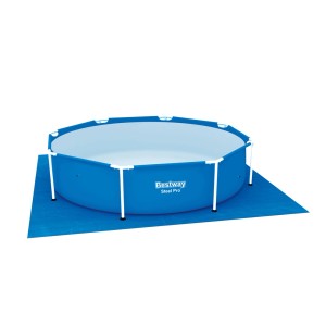 Piscine bleue sur tapis de sol (244 cm) pour une protection supplémentaire.