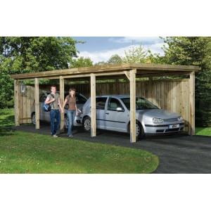 Weka Carport singolo a tetto piatto 617 Gr. 3 con due auto e persone. Struttura in legno con tetto trapezoidale.