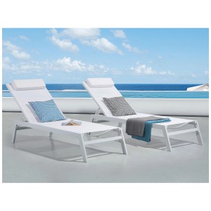 Due lettini da giardino bianchi Beliani Catania II con struttura in alluminio e cuscini a bordo piscina.