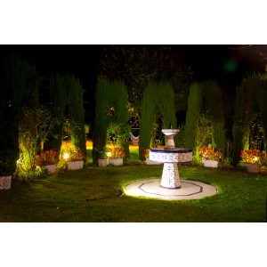 Giardino illuminato con faretto LED Easy Connect (alluminio spazzolato, bianco caldo) e fontana.