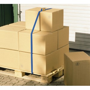 Sangle d'arrimage à cliquet bleue sécurisant des cartons sur une palette pour le transport.