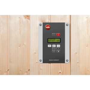 Gros plan du panneau de commande du sauna en bois massif Weka Bergen avec affichage numérique.