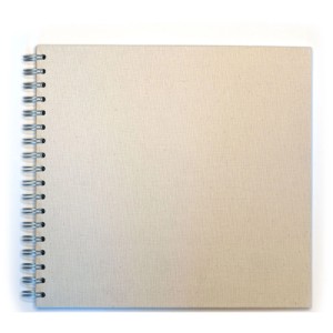 Album spirale Creative carré 24x24 cm avec couverture en lin beige et reliure spirale argentée.