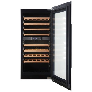 Offener Trisa Einbau-Weinkühlschrank Dual Zone mit Buchenholz-Ablagen und digitalem Display.