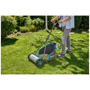 Tondeuse hélicoïdale Gardena Comfort 330 en utilisation sur une pelouse. Tondeuse à main avec bac.