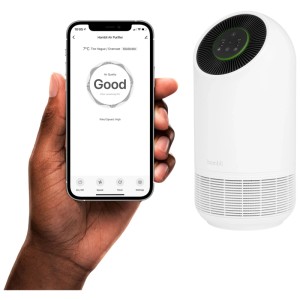Purificatore d'aria Hombli Smart bianco con controllo app su smartphone.