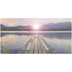 Quadro su tela Lake Hopfensee, 50x100 cm: Pontile di legno su lago calmo con panorama montano all'alba.