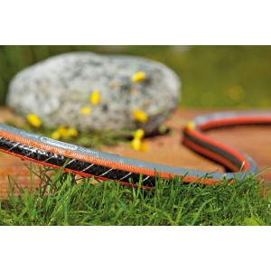 Tubo flessibile Gardena 15 mm con raccordi su erba, flessibile e resistente alle pieghe.