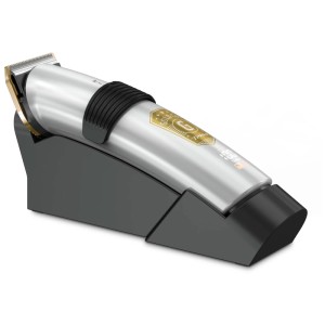 Tondeuse à cheveux Trisa Gold Cut en acier inoxydable sur station de charge, argent.