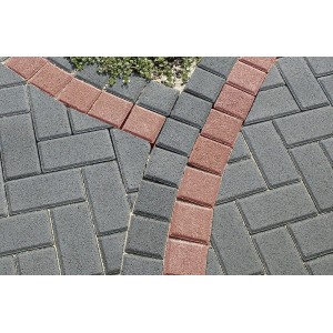 Pavés rectangulaires posés en gris et rouge avec pierre de bordure, pavés en béton pour allées de jardin et entrées de garage.