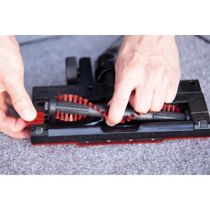Brosse de rechange Einhell pour aspirateur balai sans fil Power X-Change TE-SV 18 Li en utilisation sur tapis.