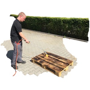 Uomo che lavora su un europallet con un bruciatore Rothenberger (incl. tubo).