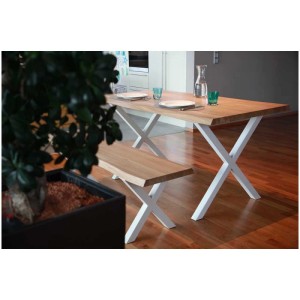 Table avec piètement en X noir et banc assorti, idéal pour salle à manger ou cuisine.