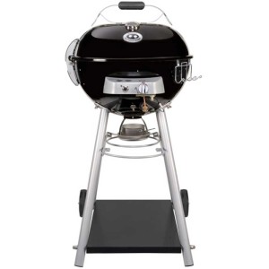 Barbecue a gas Outdoorchef Leon Black 570 G, montato, con griglia sferica e ripiano.