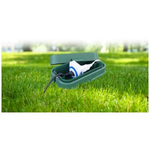 Boîte de câble verte IP55 taille M avec multiprise à l'extérieur sur l'herbe.