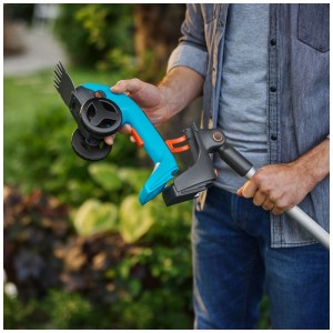 Manche télescopique Gardena avec roues pour cisaille à gazon sans fil en main, pour un entretien confortable de la pelouse.