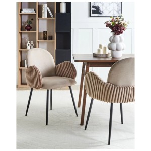 2er-Set beige Esszimmerstühle Amity mit Stoffbezug und Armlehnen.