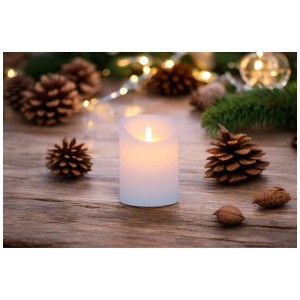 Weiße LED-Wachskerze (Ø 7,5 cm, 10 cm hoch) mit beweglicher Flamme für gemütliches Licht.