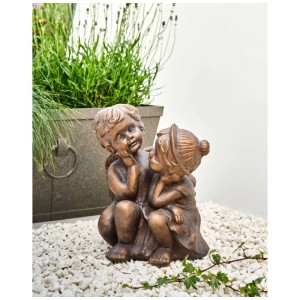 Braune Gartenfigur Damaro: zwei Kinder aus Magnesiumoxid sitzen auf Kies. Used-Look, ideal für Gartendekoration.