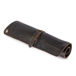 Zusammenrollbare Petromax Bestecktasche aus braunem Rindsleder mit Gurtverschluss.