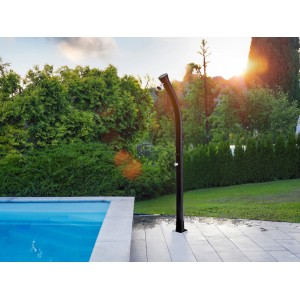 Doccia solare da giardino Steinbach Speedshower Magic (18 l) accanto alla piscina in giardino.