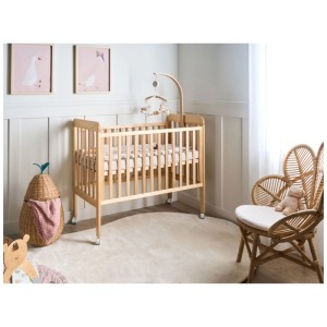 Helles Babybett Bodmin aus Kiefernholz, 60x120 cm, mit Rollen und Mobile.