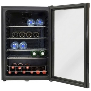Schwarzer Kibernetik Getränkekühlschrank GK130L01 mit offener Glastür, gefüllt mit Flaschen auf Gitterregalen. 115 l.
