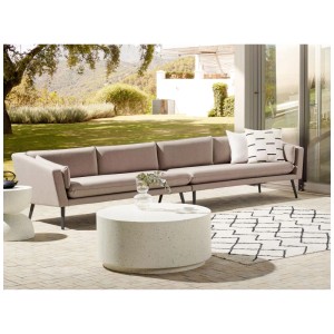 Divano da giardino Beliani Loretello in alluminio beige, largo 320 cm, con cuscini su un patio.