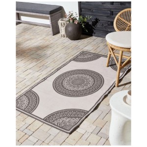 Grauer Beliani Outdoor-Teppich Nellore mit orientalischem Boho-Muster auf Terrasse. UV-beständig, 80x150 cm.