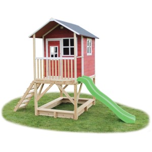 Maisonnette en bois rouge EXIT Loft 500 avec toboggan, bac à sable et échelle dans le jardin.