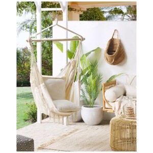 Sedia sospesa Beliani Bonea beige in cotone con cuscini e nappe in stile boho.