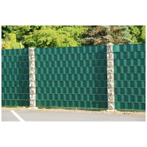 Strisce frangivista in plastica verde, 19x200 cm, intrecciate in una recinzione a doppia maglia.