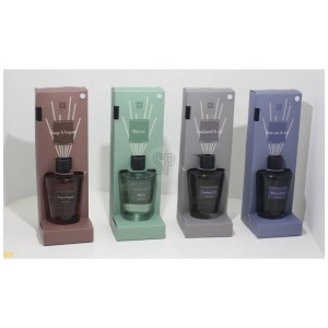 Raumlufterfrischer Glasdiffusor Set mit verschiedenen Duftnoten und Rattan-Sticks.