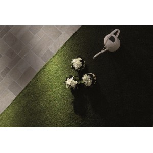 Piastrelle per pavimenti in gres porcellanato Opera Petra Grigio, 30x60 cm, in area esterna con piante e annaffiatoio.