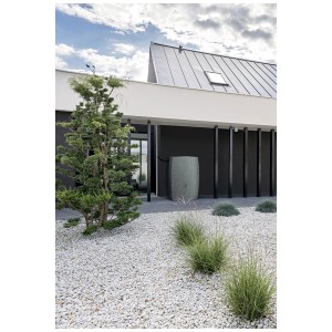 Arves Botte per acqua piovana Boxy argento 720 l davanti a casa moderna. Include rubinetto e raccordo.