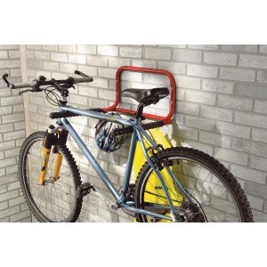 Support mural avec cadre rouge pour 2 vélos sur un mur de briques.