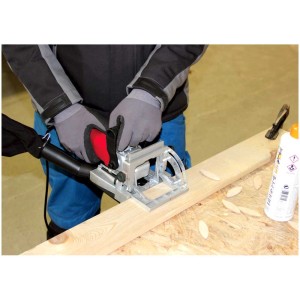 Fresatrice per lamelli Einhell TC-BJ 900 in uso con fresa (100x22mm) su tavola di legno.