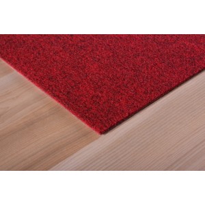Dalle de moquette Andiamo rouge auto-adhésive (40x40 cm) sur plancher en bois clair.