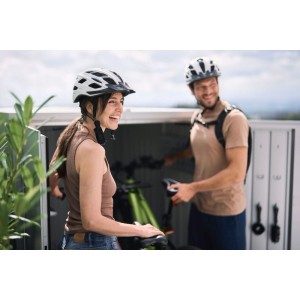 Biohort Garage Mini Gr. L in grigio quarzo metallizzato con due persone e biciclette.