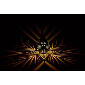 Lampe de table solaire kaki avec motif de feuilles et lumière blanche chaude pour jardin et balcon.