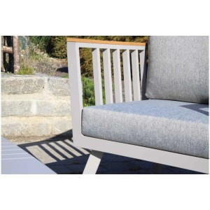 Gros plan : Ensemble lounge Acamp Gondola avec coussins gris et accoudoirs en polywood.