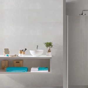 Salle de bain avec revêtement mural Grosfillex Element Compact Cabane Rouge, 120x15,4 cm.