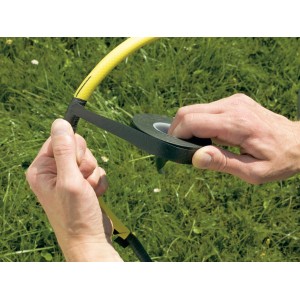 Applicazione di nastro isolante autoagglomerante nero per riparare un tubo.